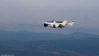 飛行汽車AirCar原型完成兩座機(jī)場(chǎng)之間的飛行