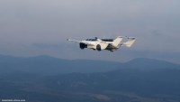 飛行汽車AirCar原型完成兩座機(jī)場(chǎng)之間的飛行