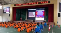 操作“魔杖”、和AI機(jī)器人互動(dòng)……科技課原來可以這么好玩
