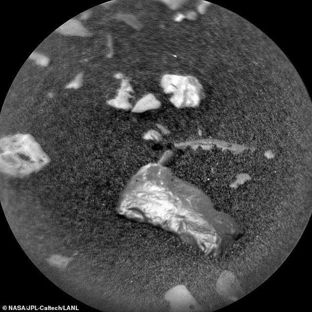 NASA在火星表面發(fā)現(xiàn)金色巖石 派“好奇號”前去調(diào)查