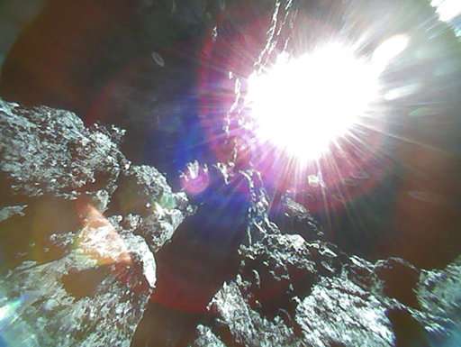 日本宇航局公布隼鳥二號回傳的小行星表面圖像