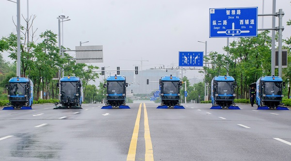  湘江智能L4級(jí)智能環(huán)衛(wèi)車(chē)集中交付 聚力打造全國(guó)首個(gè)智能環(huán)衛(wèi)商用示范區(qū)